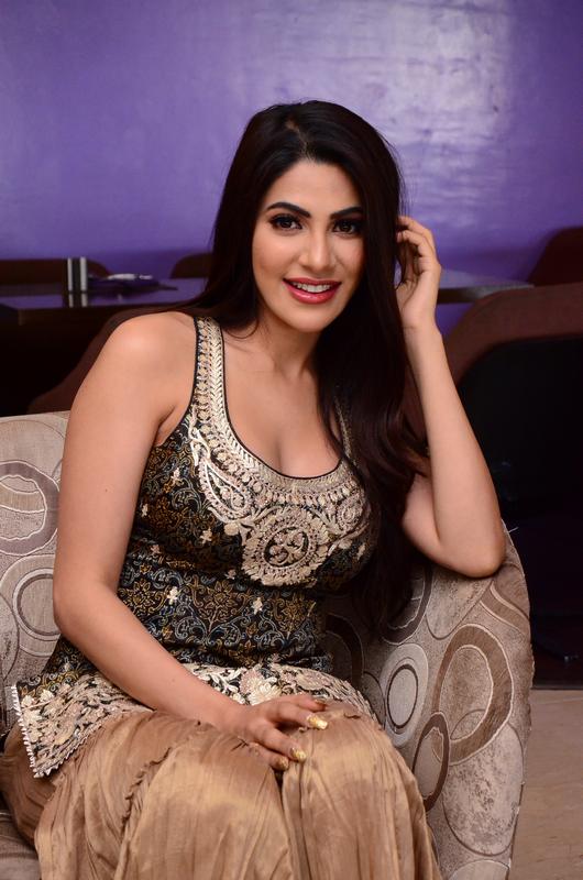 Nikki-Tamboli-at-Kanchana-3-Success-Meet